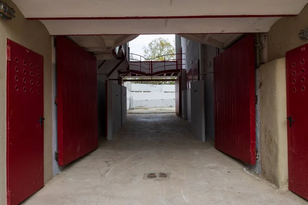 Etrafı kırmızı bir kapıyla çevrili olan giriş manzarası.