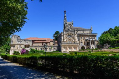 Bahçenin kenarından binanın manzarası.