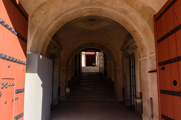 Tarihi kaleye giriş