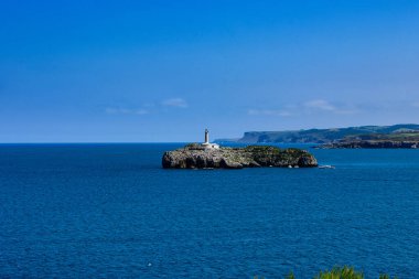 Açık bir günde kıyı manzarası