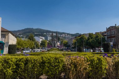 Duvarlı şehrin girişinde arka planda katedral olan bahçelerin manzarası.