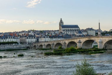 Blois City, akarsu kıyısından manzara. Fransa