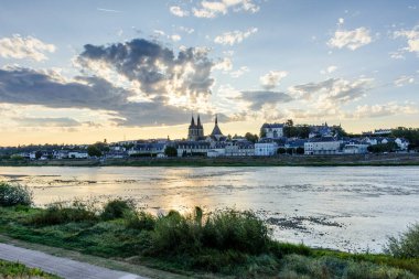 Blois City, akarsu kıyısından manzara. Fransa