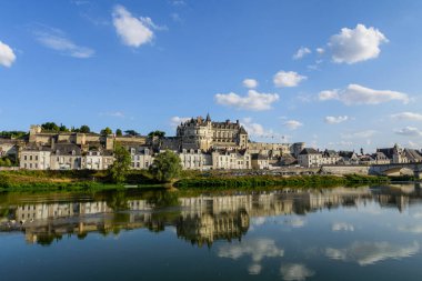 Blois City, akarsu kıyısından manzara. Fransa