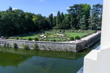 Güneşli bir günde geniş saray bahçelerinin manzarası