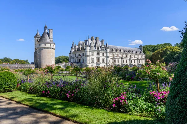 Şatonun manzarası ve bitişik bahçeler