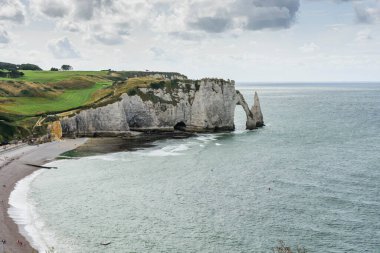 Kıyı manzarası, bulutlu bir günde deniz manzarası