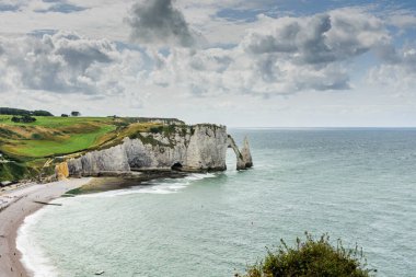 Kıyı manzarası, bulutlu bir günde deniz manzarası