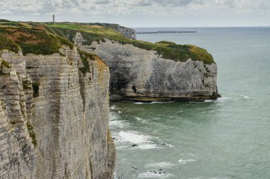 Kıyı manzarası, bulutlu bir günde deniz manzarası