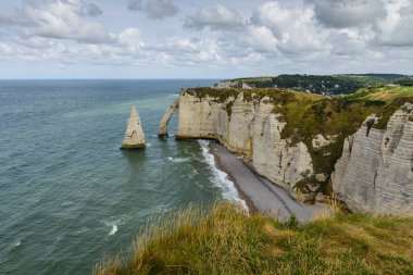 Kıyı manzarası, bulutlu bir günde deniz manzarası