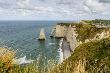 Kıyı manzarası, bulutlu bir günde deniz manzarası
