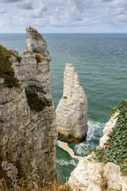 Kıyı manzarası, bulutlu bir günde deniz manzarası