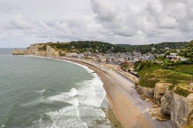 Kıyı manzarası, bulutlu bir günde deniz manzarası