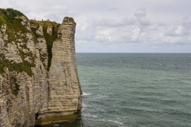 Kıyı manzarası, bulutlu bir günde deniz manzarası