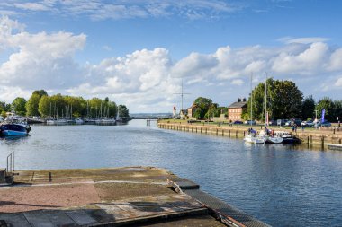 Nehir ve mavi gökyüzü olan şehir manzarası.