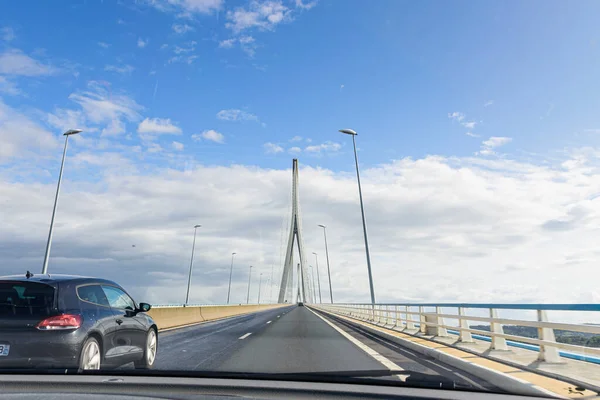 Mavi gökyüzü ile şehre açılan köprü manzarası.