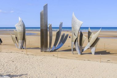 Güneşli bir günde çevreye bakmak ve askerlerin cesaretine saygı göstermek için yapılan heykel.