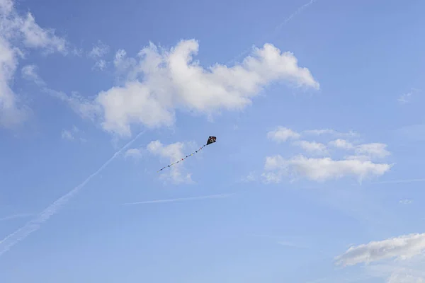 Juguete Flotando Cielo Azul Con Algunas Nubes Blancas —  Fotos de Stock