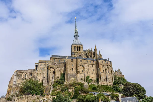 Adadaki etkileyici sarayın manzarası