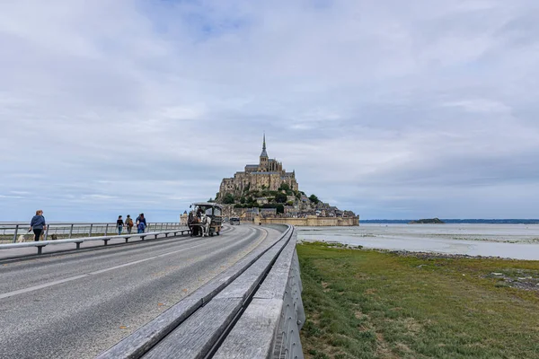 Adadaki etkileyici sarayın manzarası