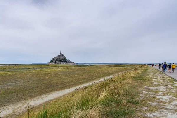 Adadaki etkileyici sarayın manzarası