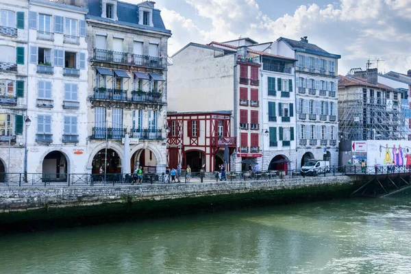 Şehir manzarası, nehir, sokaklar ve bulutlu güneşli bir günde bazı binalar.