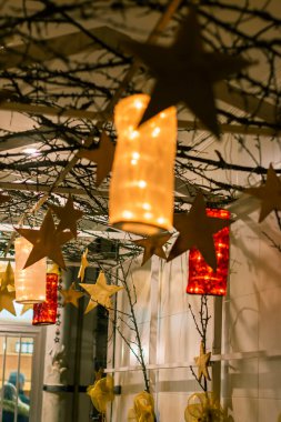 Fenerler, kurumuş dallar ve kullanılmış kağıt yıldızlar.