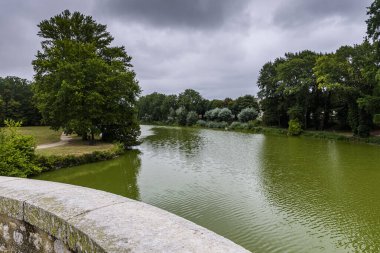 Sarayın panoramik manzarası, nehir ve çevresindeki bitki örtüsü