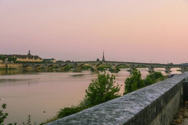 Chinon 'daki nehir ve diğer kıyıların manzarası.