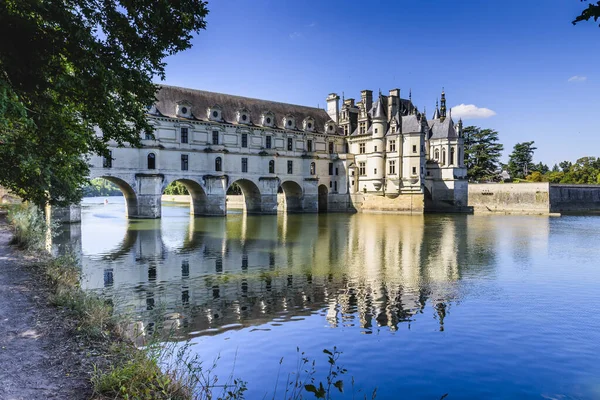 Şatonun manzarası ve bitişik bahçeler