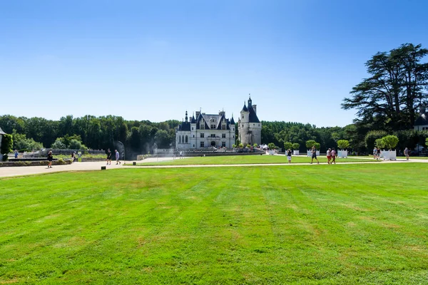 Şatonun manzarası ve bitişik bahçeler