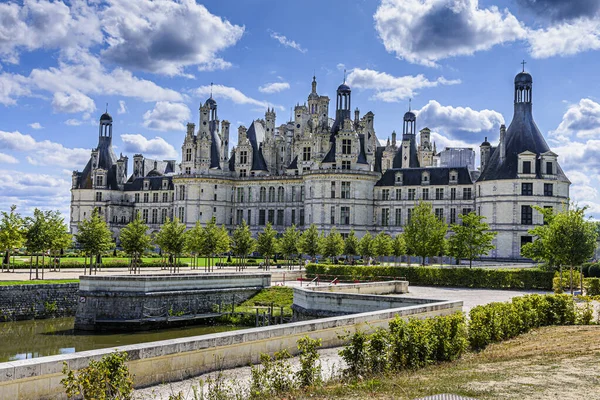 Şatonun manzarası ve gökyüzü bulutlu ve berrak.