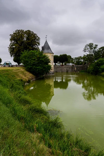Sarayın panoramik manzarası, nehir ve çevresindeki bitki örtüsü