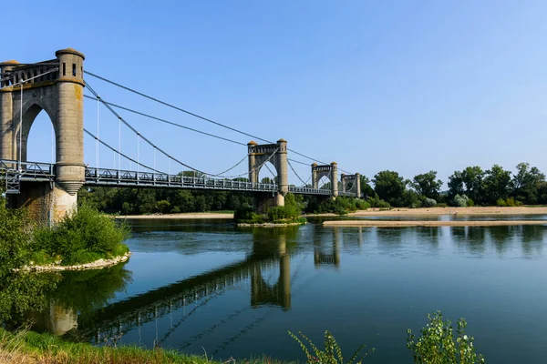 Yapının panoramik yapısı, su ve bitki örtüsü