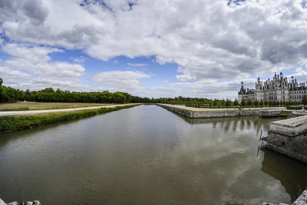 Kanal manzarası bahçeler ve kale.