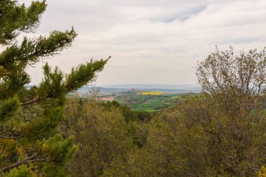 Kasabanın panoramisi ve dağdaki kalenin.