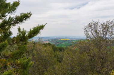 Kasabanın panoramisi ve dağdaki kalenin.
