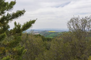 Kasabanın panoramisi ve dağdaki kalenin.