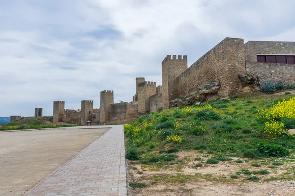 İspanya, Navarra 'da duvarlarla çevrili bir saray. Bulutlu gökyüzü.