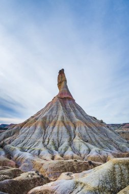 Güneşli bir günde, yarı çöl manzarası..