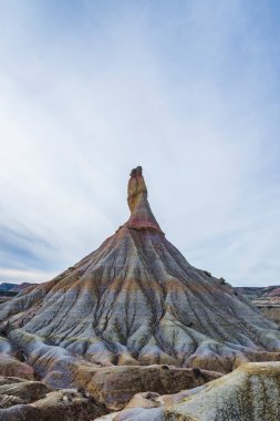 Güneşli bir günde, yarı çöl manzarası..
