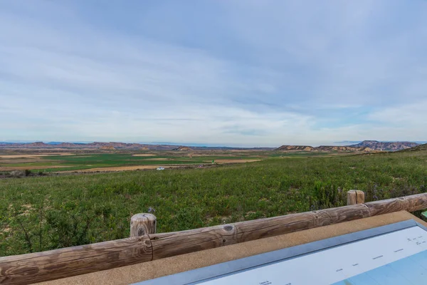 Güneşli bir günde, yarı çöl manzarası..