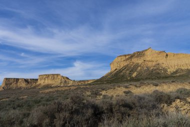 Güneşli bir günde, yarı çöl manzarası..