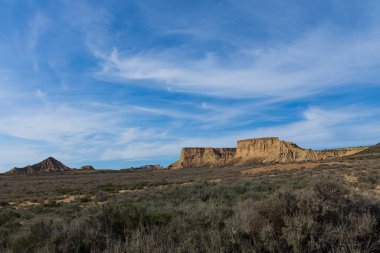 Güneşli bir günde, yarı çöl manzarası..