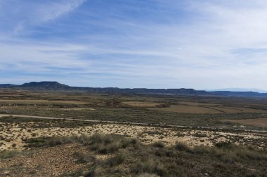 Güneşli bir günde, yarı çöl manzarası..