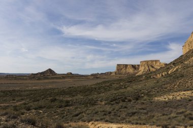Güneşli bir günde, yarı çöl manzarası..