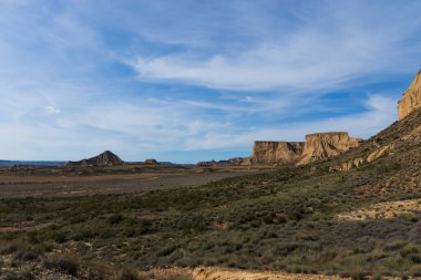 Güneşli bir günde, yarı çöl manzarası..