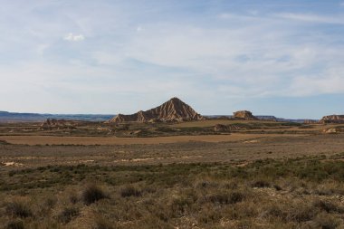 Güneşli bir günde, yarı çöl manzarası..