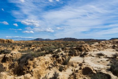 Güneşli bir günde, yarı çöl manzarası..