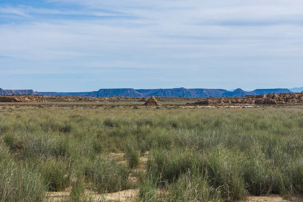 Güneşli bir günde, yarı çöl manzarası..